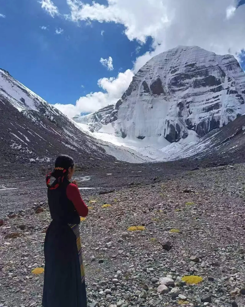 A Tibetan guide facing Mount Kailash