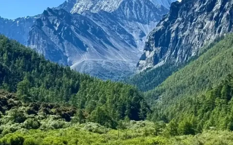 Snow peaks at Daocheng Yading on Sichuan to Tibet overland tour