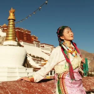 Mountain scenery on Lhasa Everest Namtso route