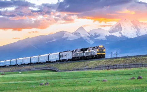 Qinghai–Tibet railway train near Xining